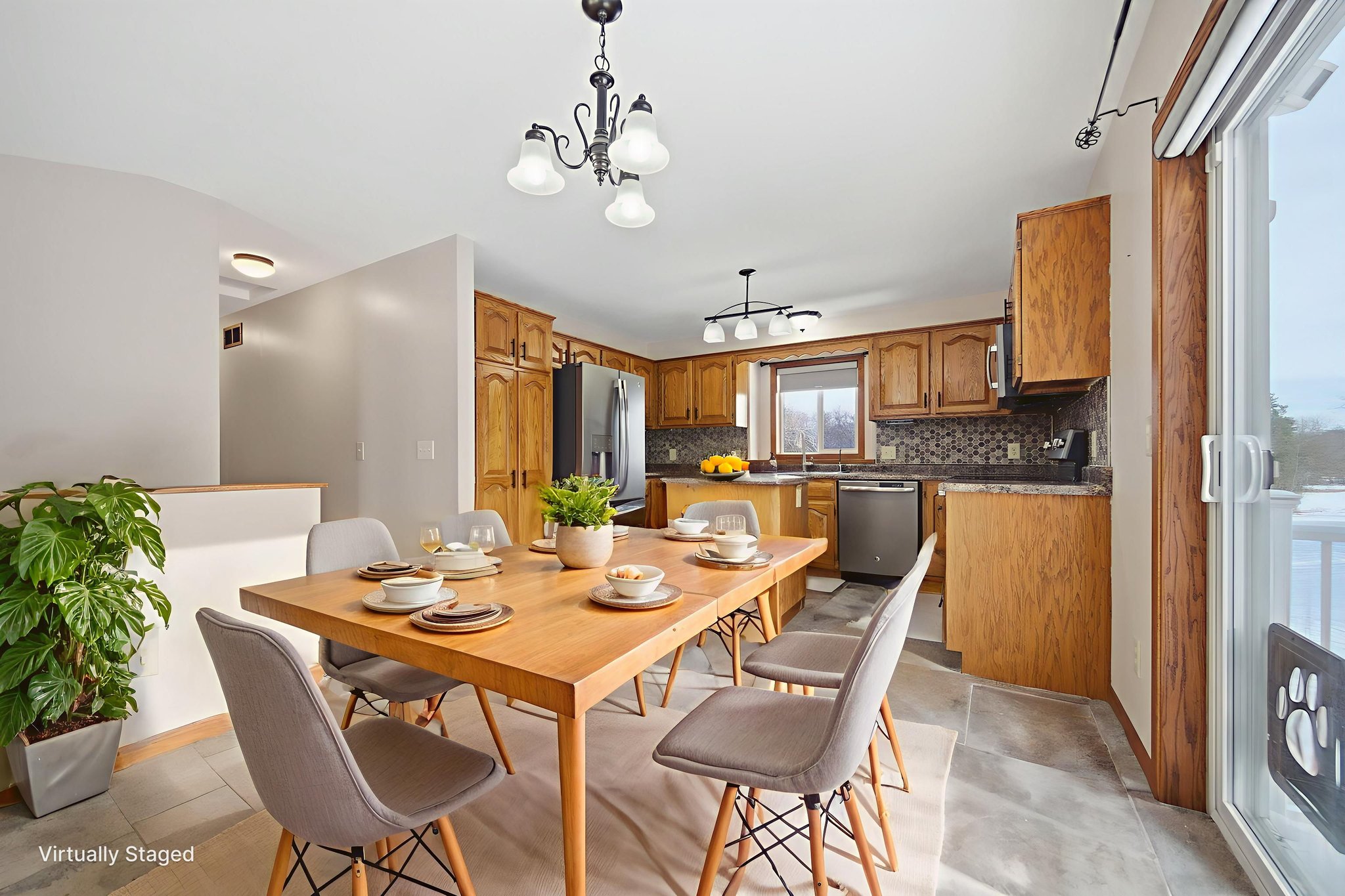 DSC05535 virtually staged.jpeg