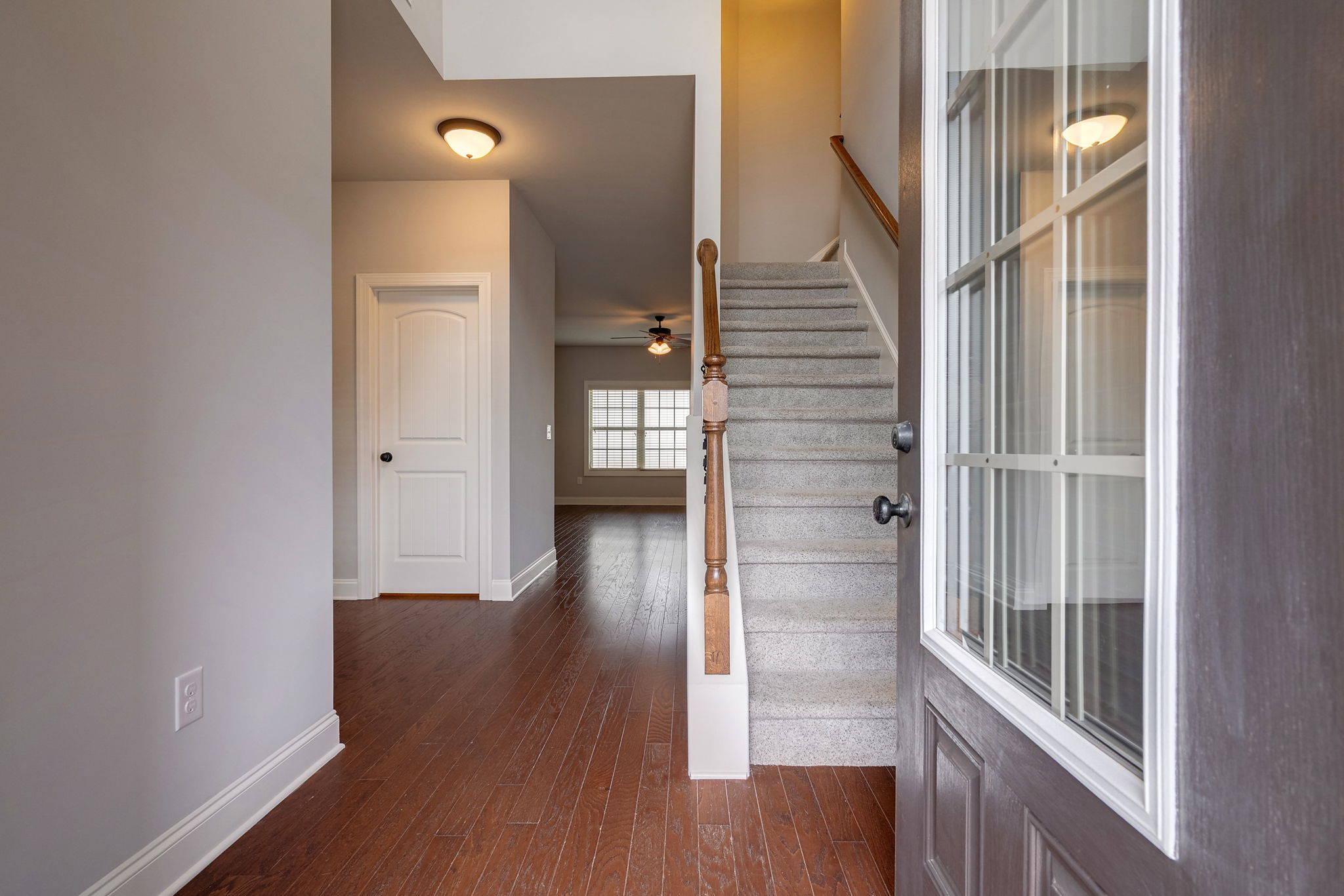 2-Story foyer with wood floors