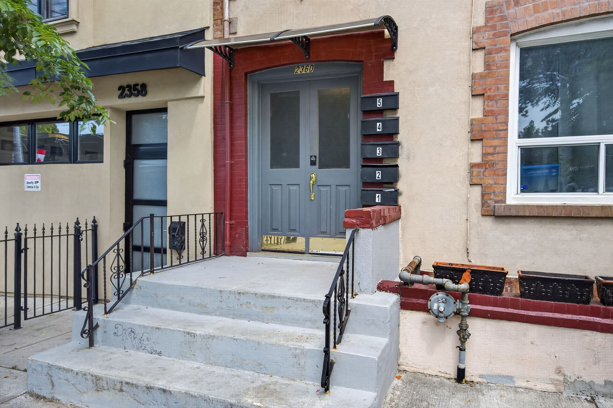2360 Queen St E 5 Toronto, ON M4E 1H3
