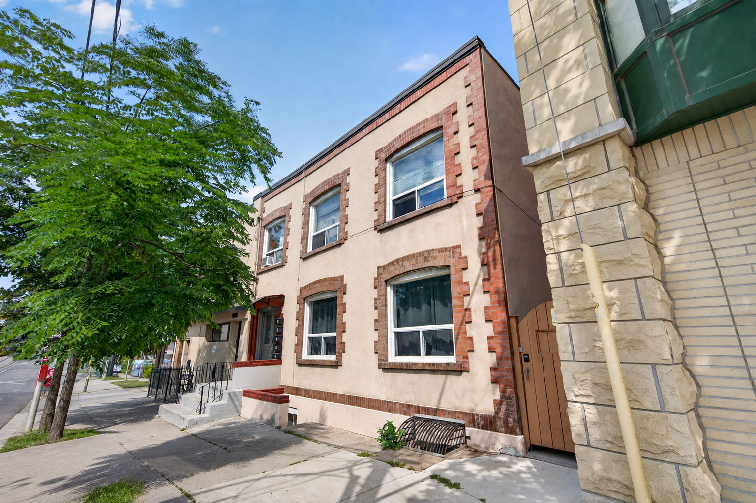 2360 Queen St E 5 Toronto, ON M4E 1H3