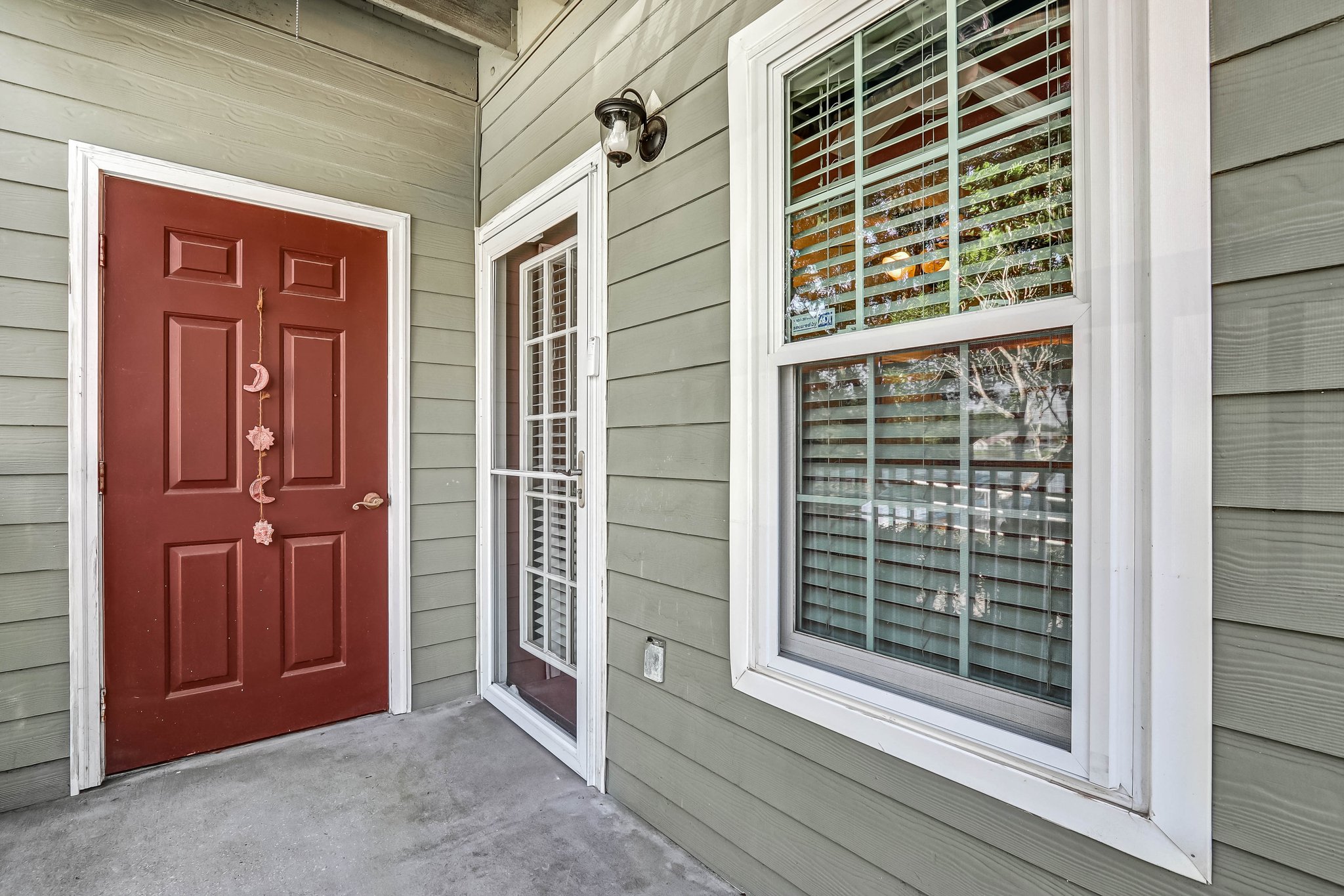 Front Porch/Entrance