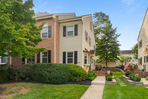 Lovely End Unit in Georgetowne Crossing