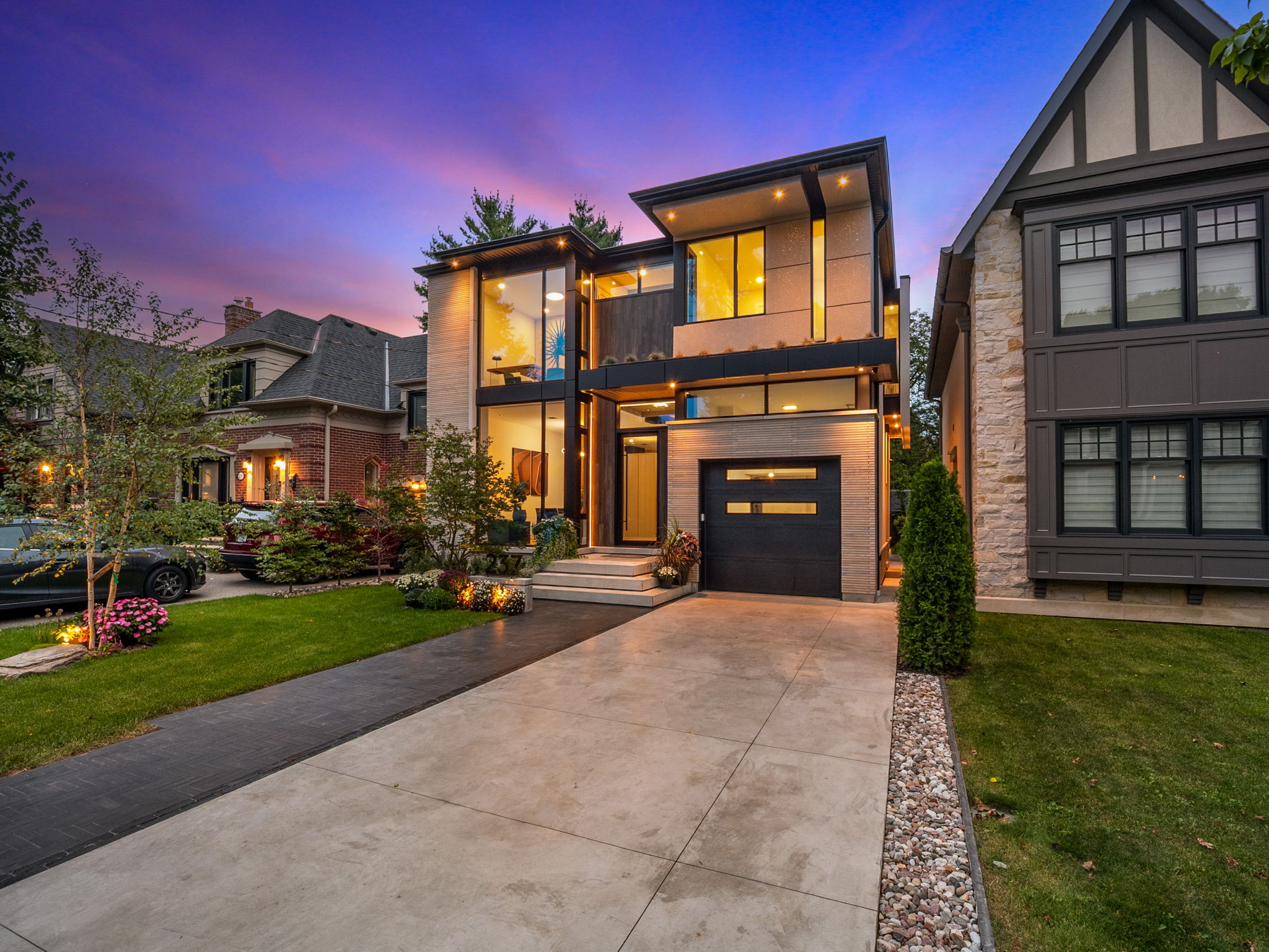 237 Grenview Blvd S Toronto, ON M8Y 3V2