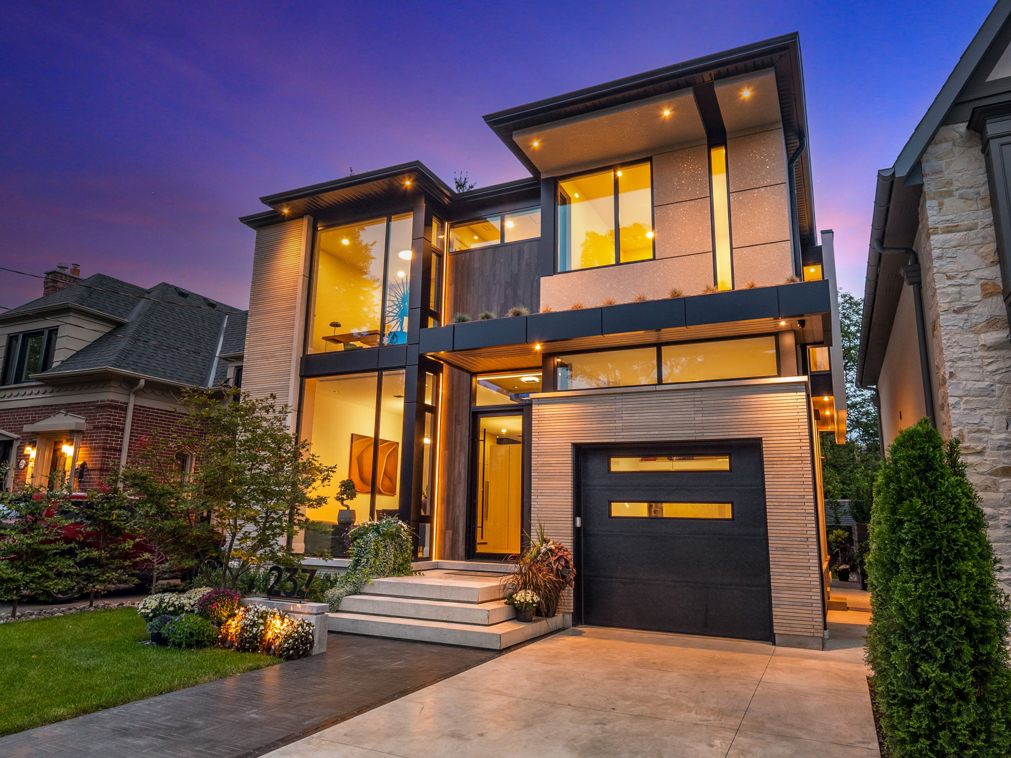 237 Grenview Blvd S Toronto, ON M8Y 3V2