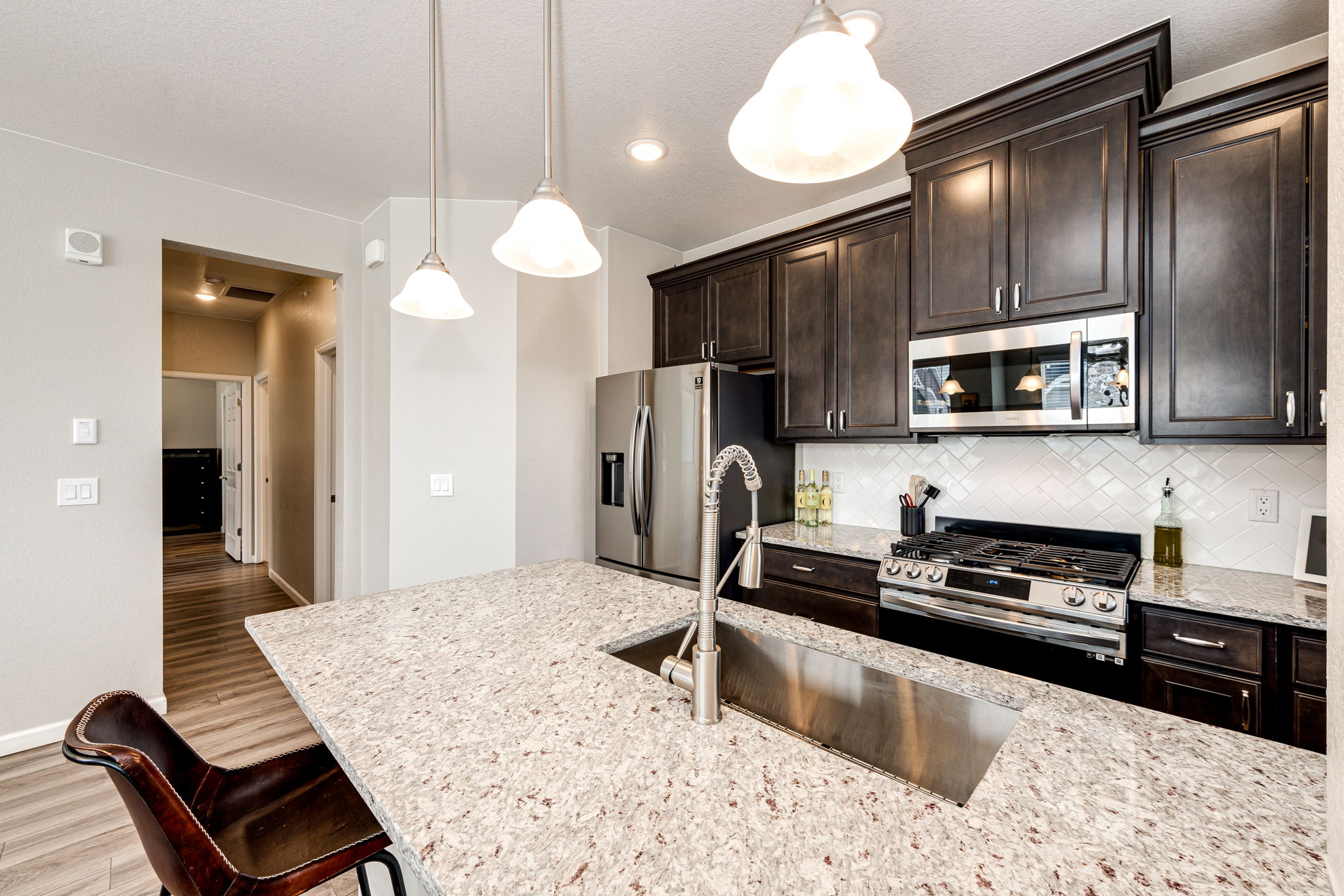 Beautiful granite in the kitchen