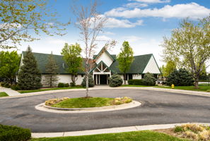 Murphy Creek clubhouse & pool
