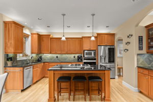 Kitchen - High ceilings