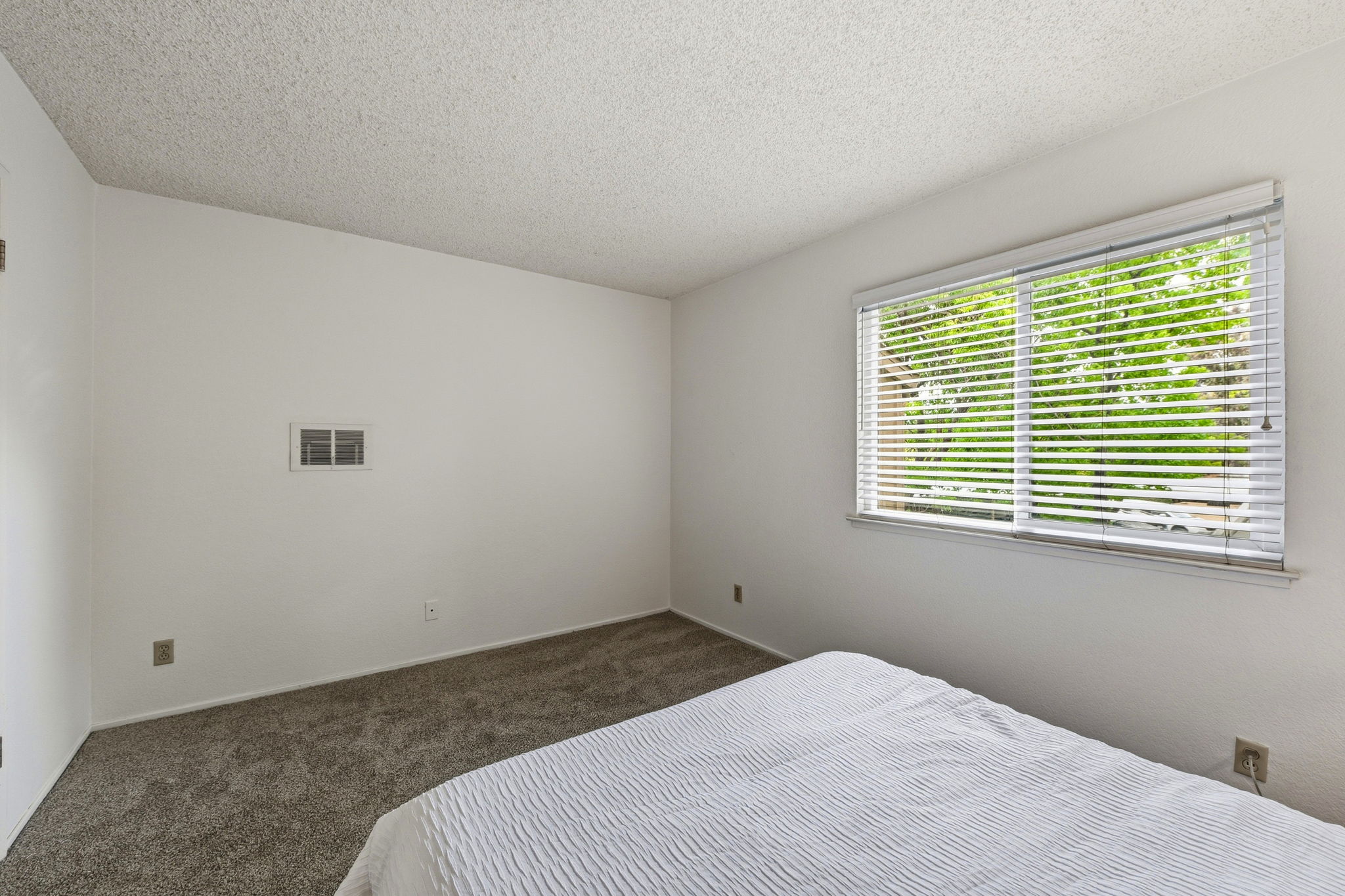 022_F8_2386 Balme Dr