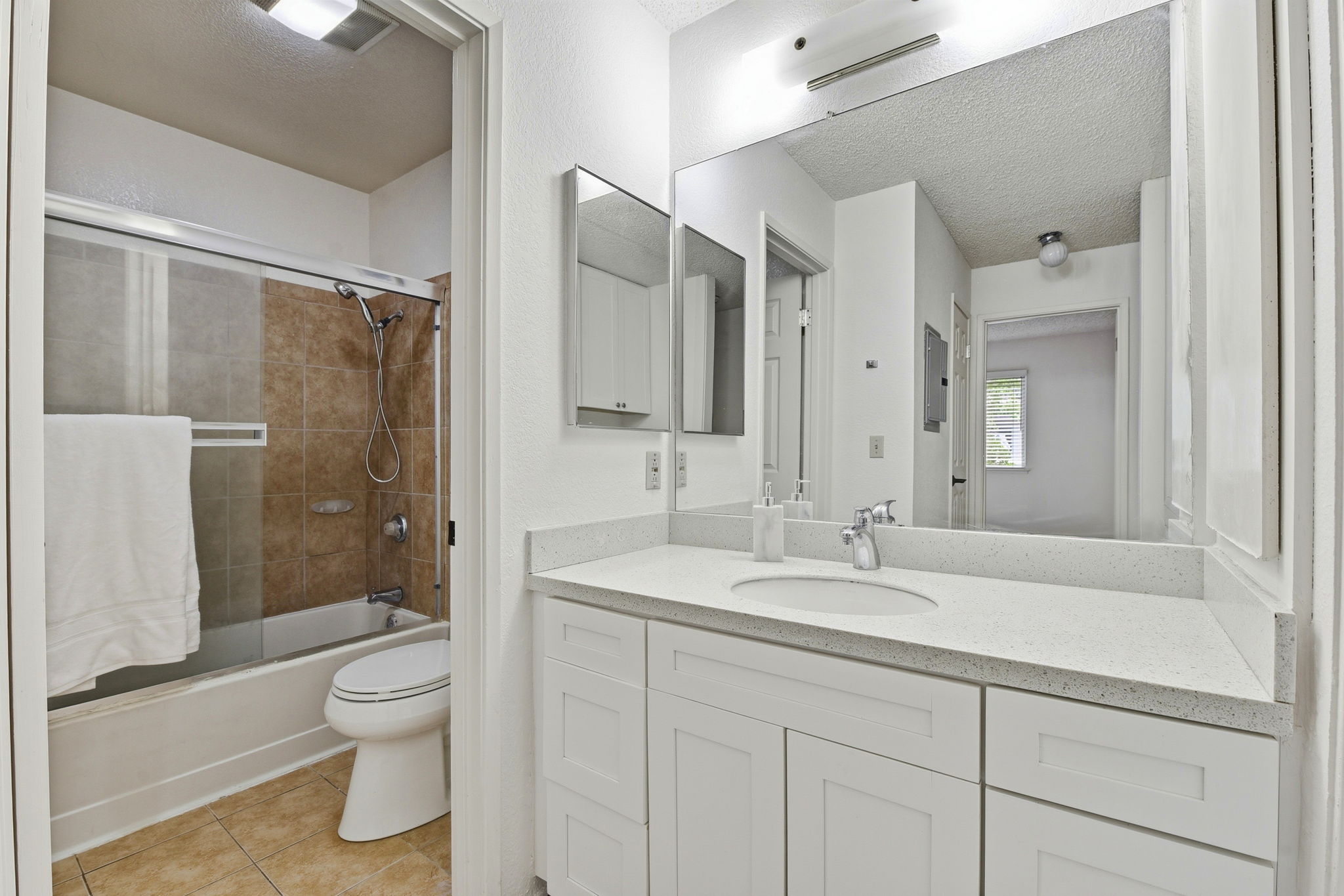 023_F8_2386 Balme Dr