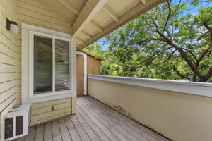 025_F8_2386 Balme Dr