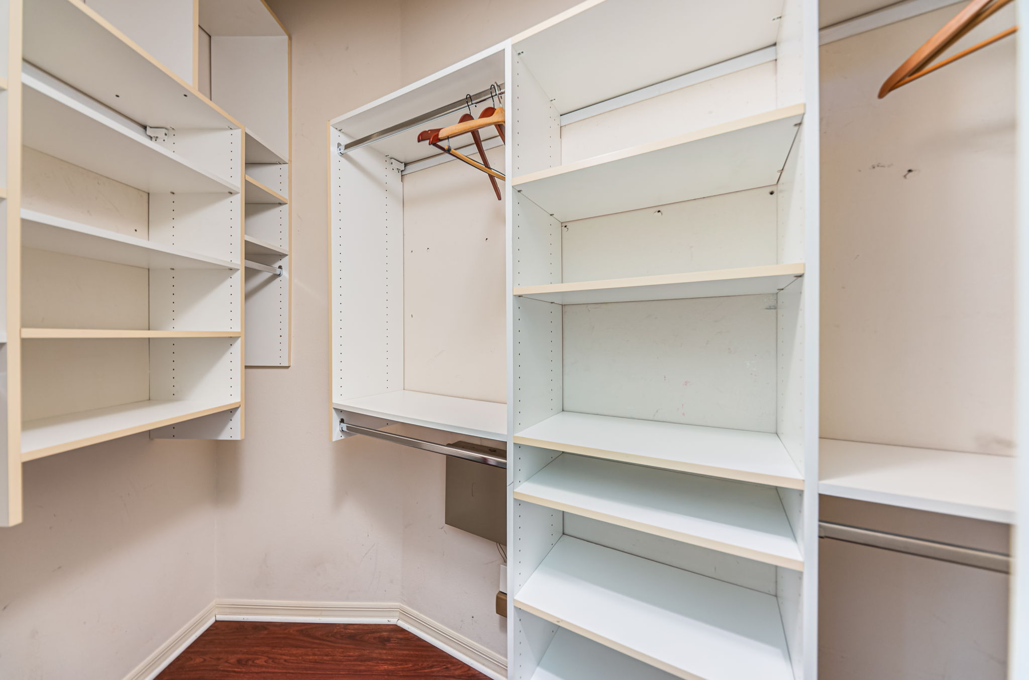 Masater Bedroom Walk-in Closet2