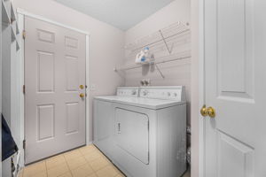 239 Somerglen Rd SW, Calgary, AB T2Y 3V5, Canada Photo 9