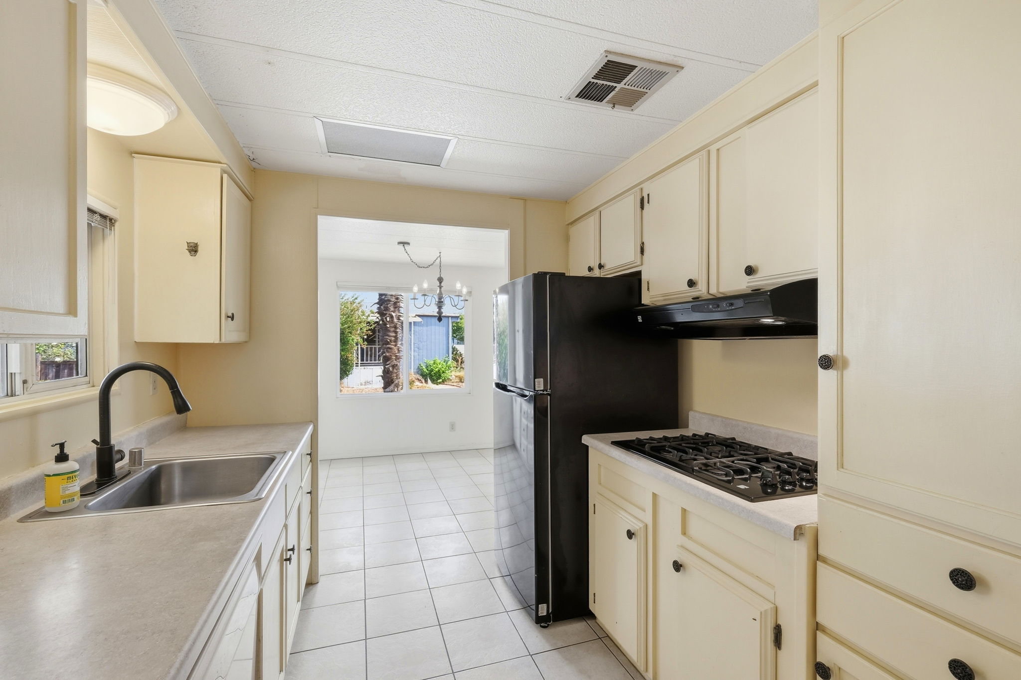 012_F8_2395 Delaware Ave 122