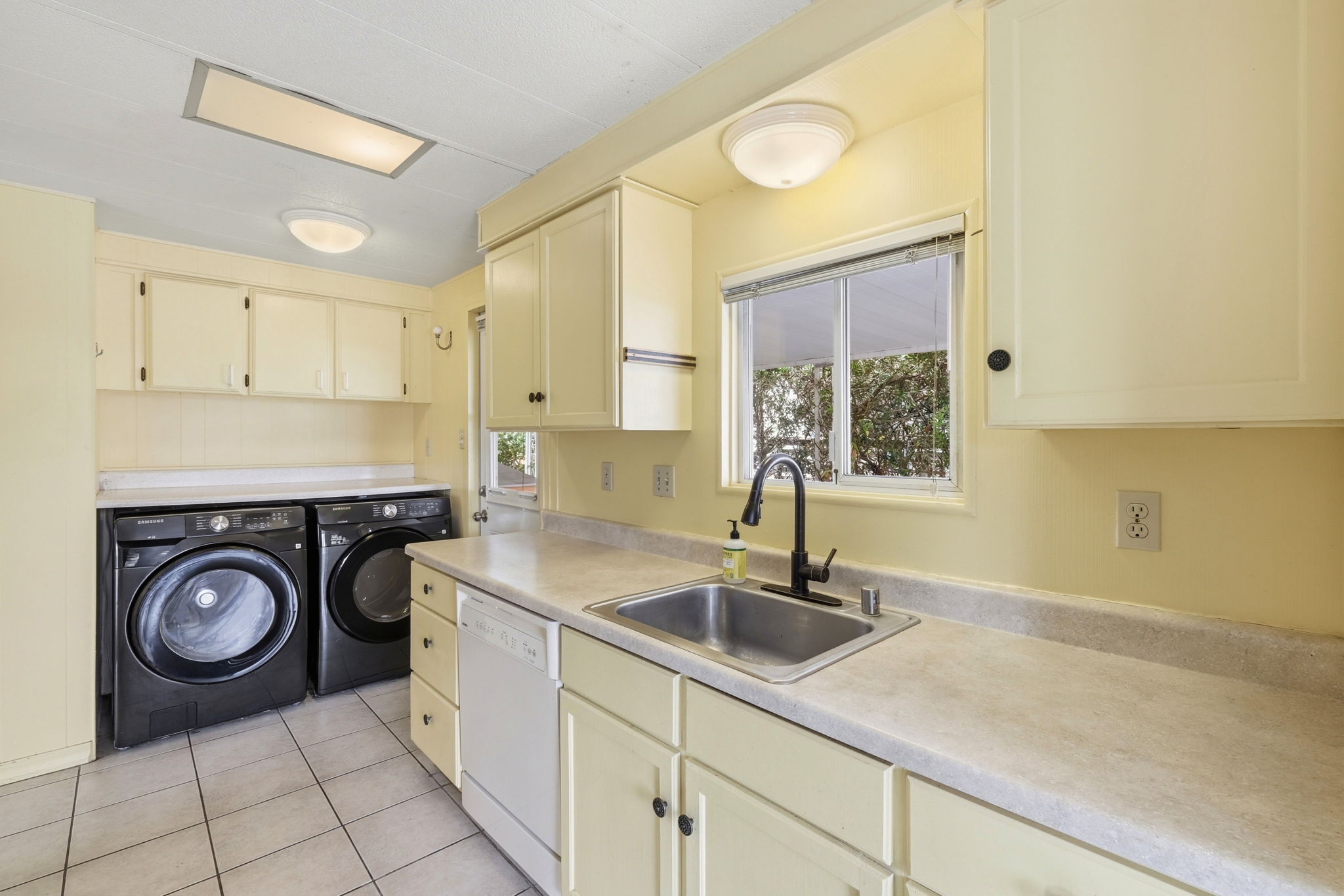 015_F8_2395 Delaware Ave 122