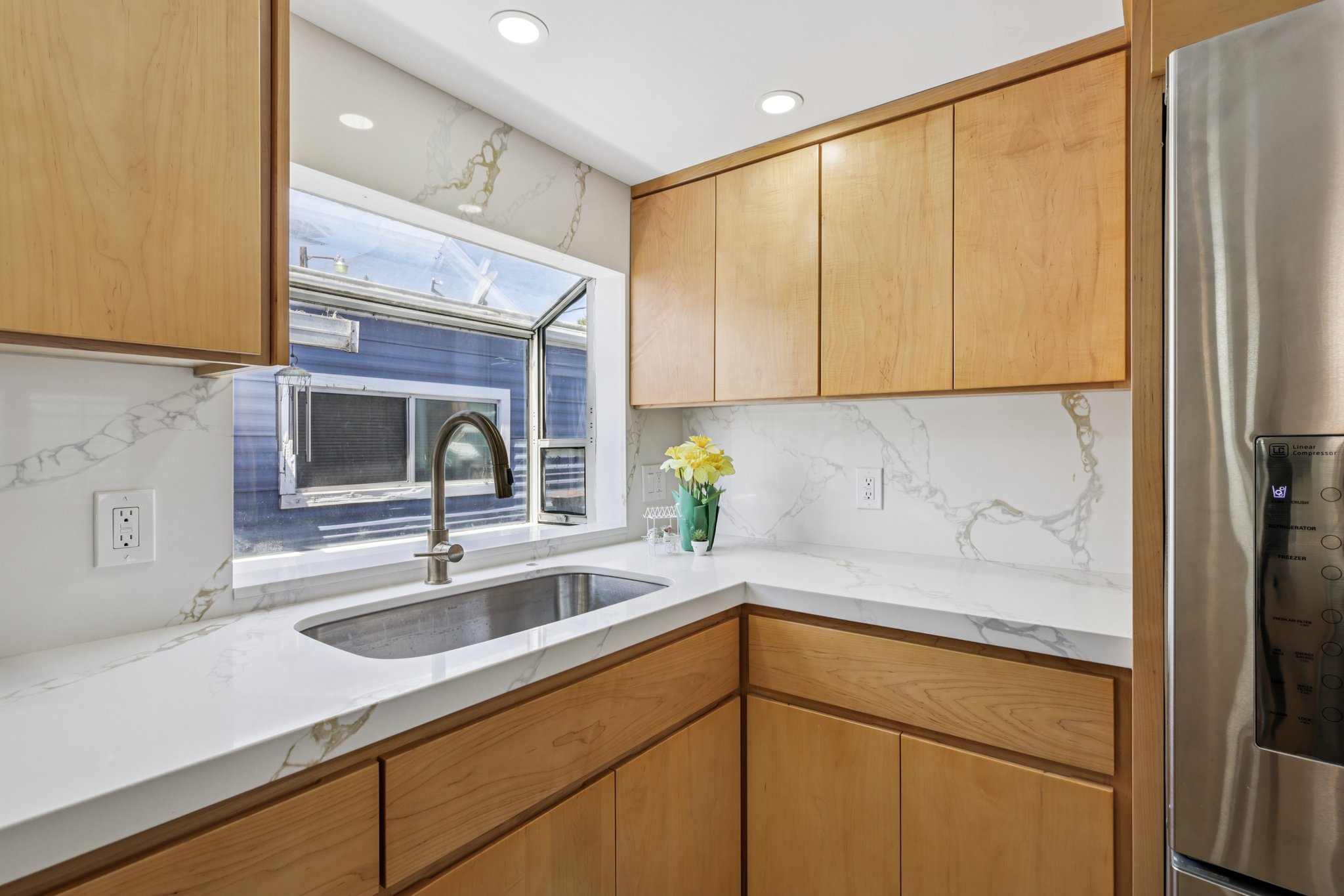 E 14th St 159-1606-005.jpg