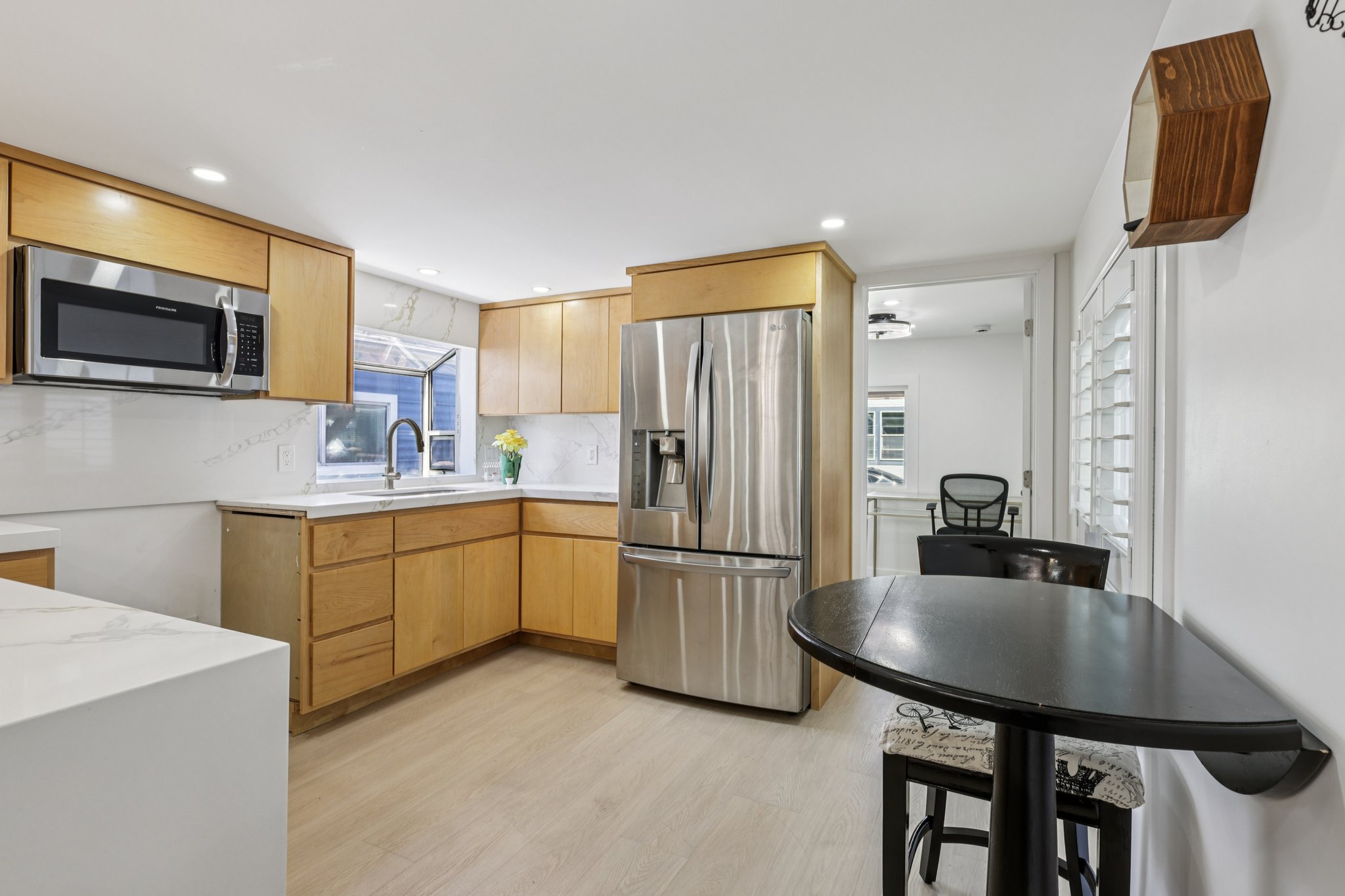 E 14th St 159-1606-008.jpg