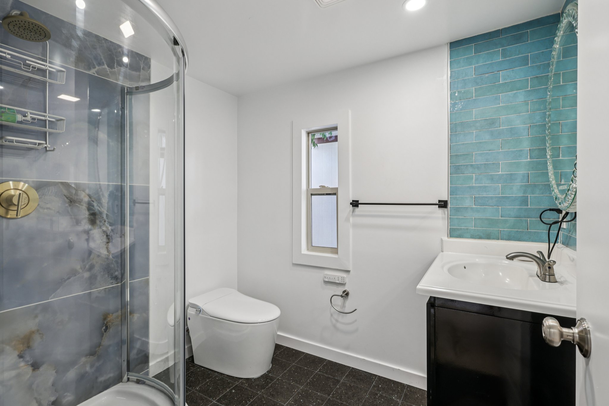 E 14th St 159-1606-015.jpg