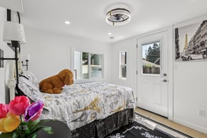 E 14th St 159-1606-012.jpg