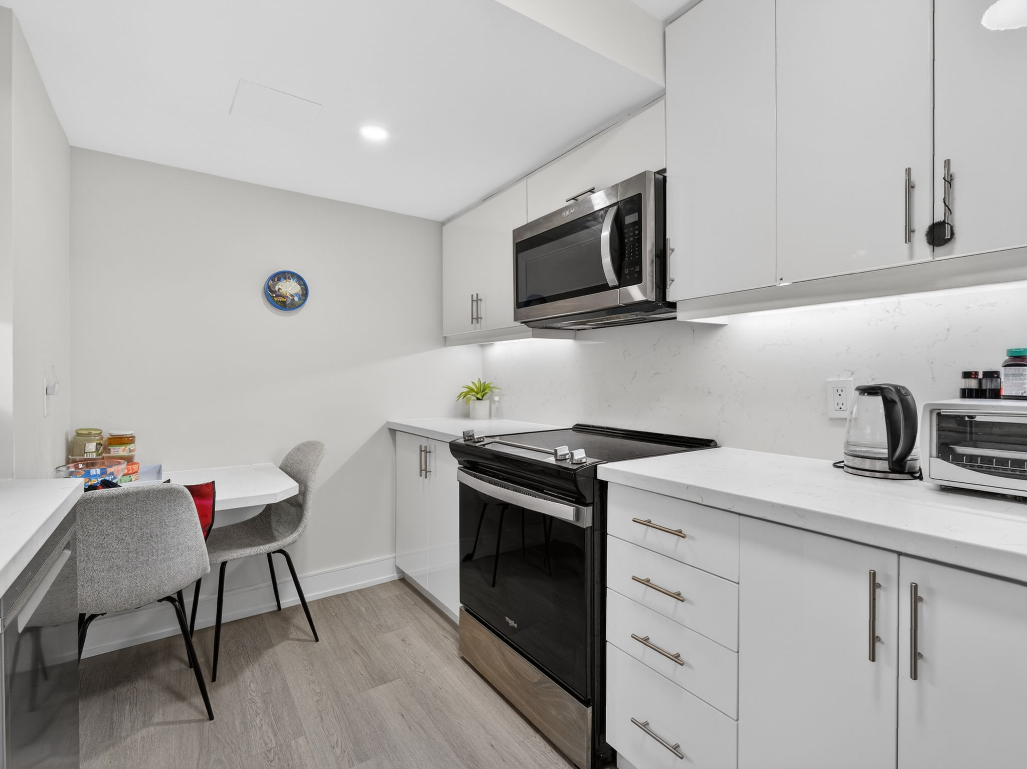 24 College View Ave Toronto, ON M5P 1J4