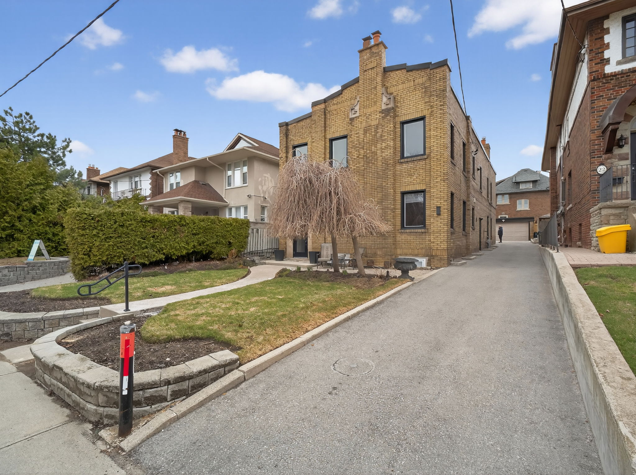 24 College View Ave Toronto, ON M5P 1J4