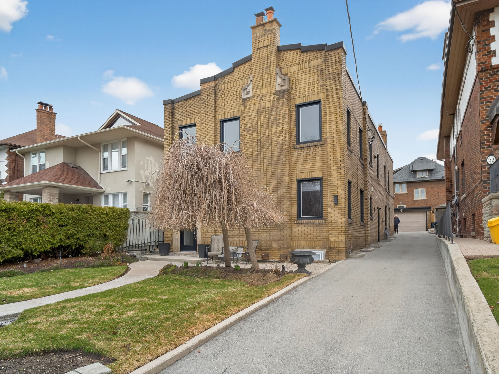 24 College View Ave Toronto, ON M5P 1J4