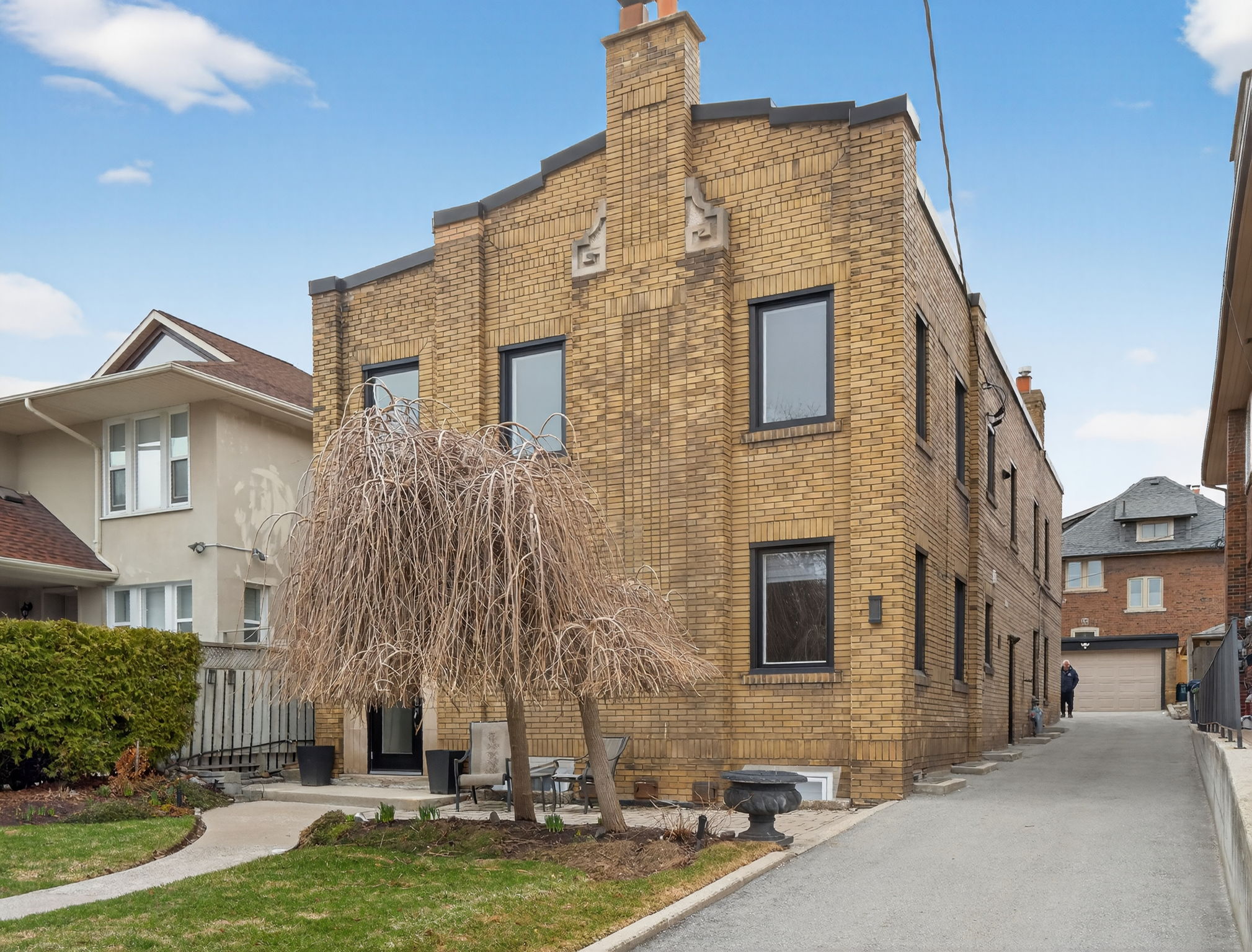 24 College View Ave Toronto, ON M5P 1J4