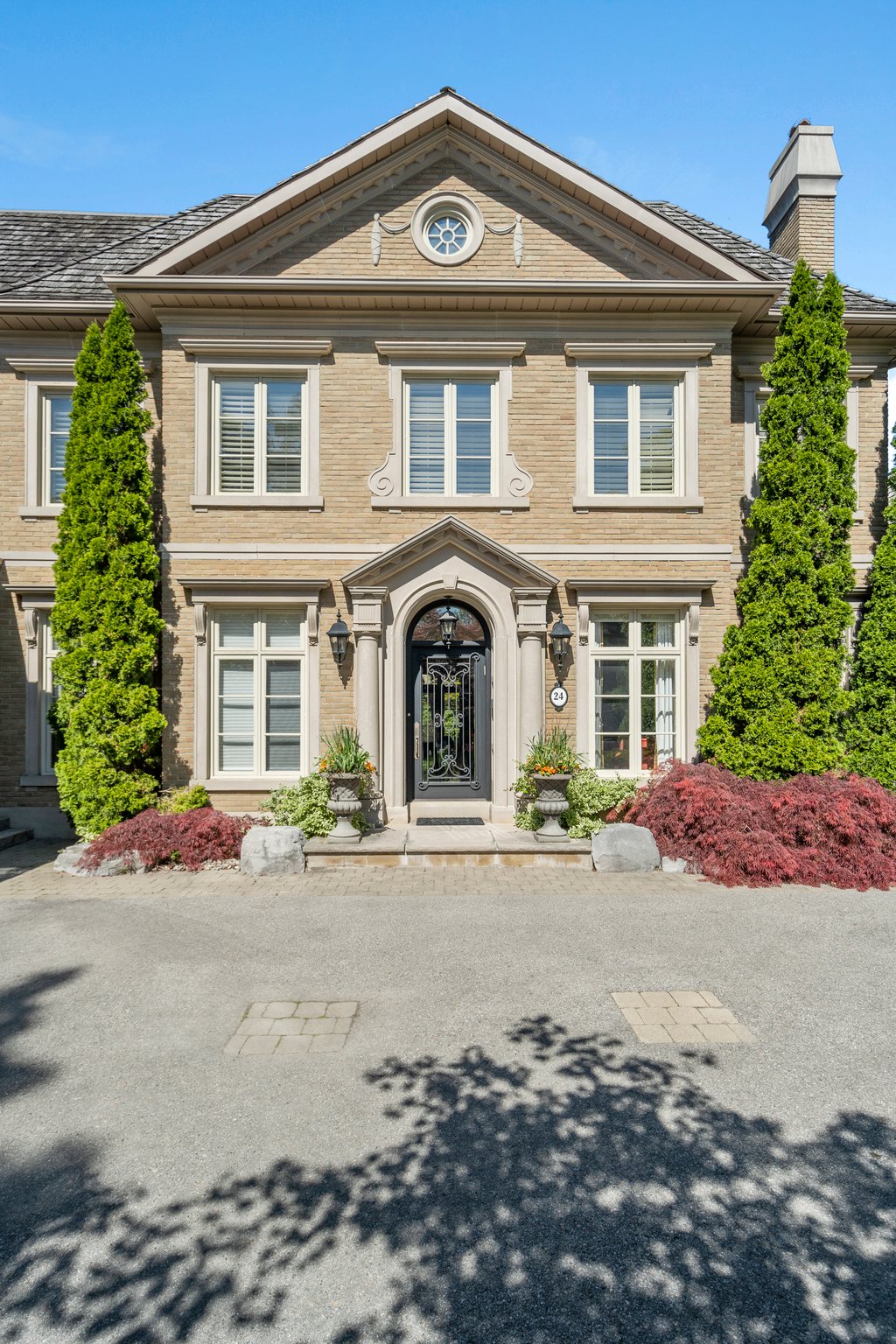 24 Lauderdale Dr Toronto, ON M2L 2A9