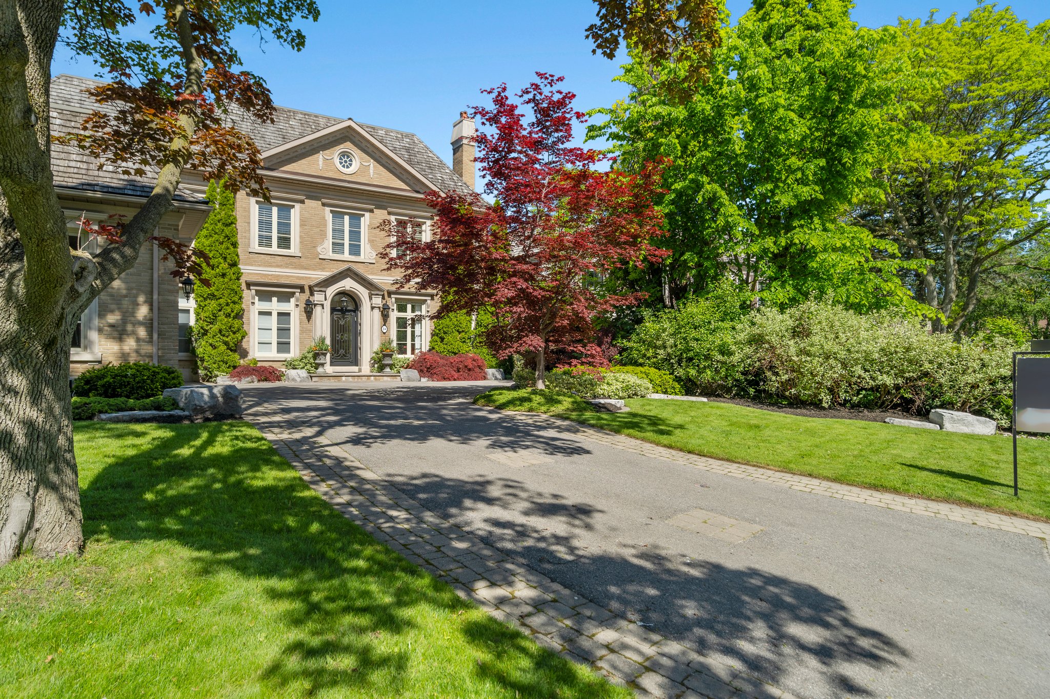 24 Lauderdale Dr Toronto, ON M2L 2A9