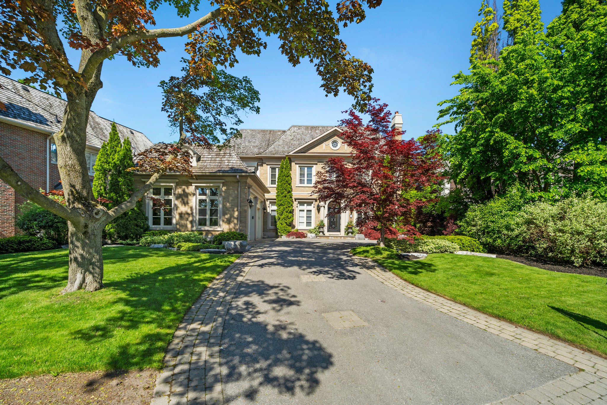 24 Lauderdale Dr Toronto, ON M2L 2A9