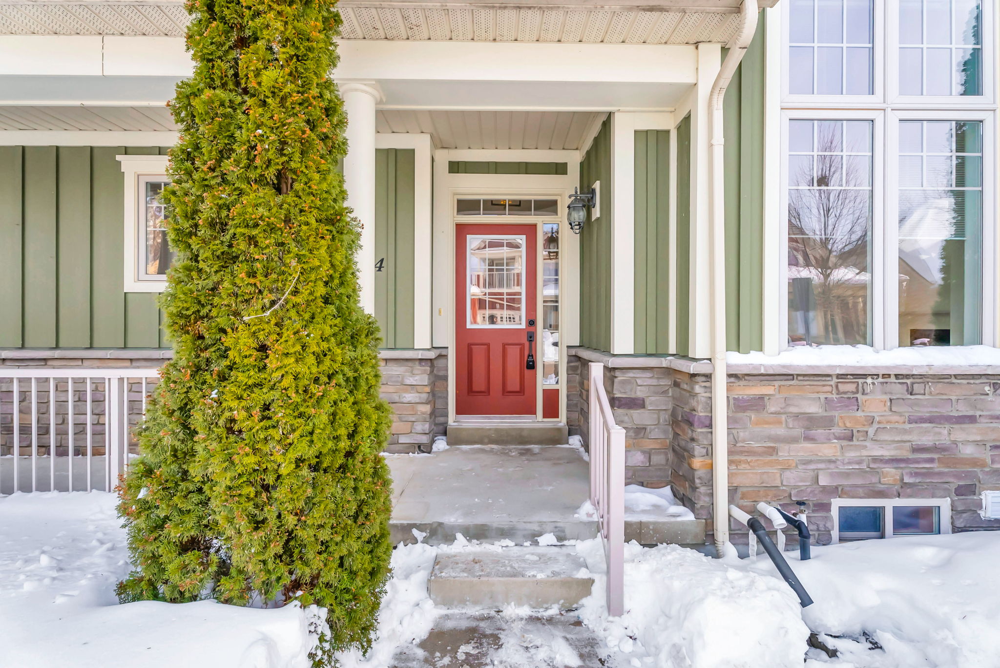 Front Porch/Entrance