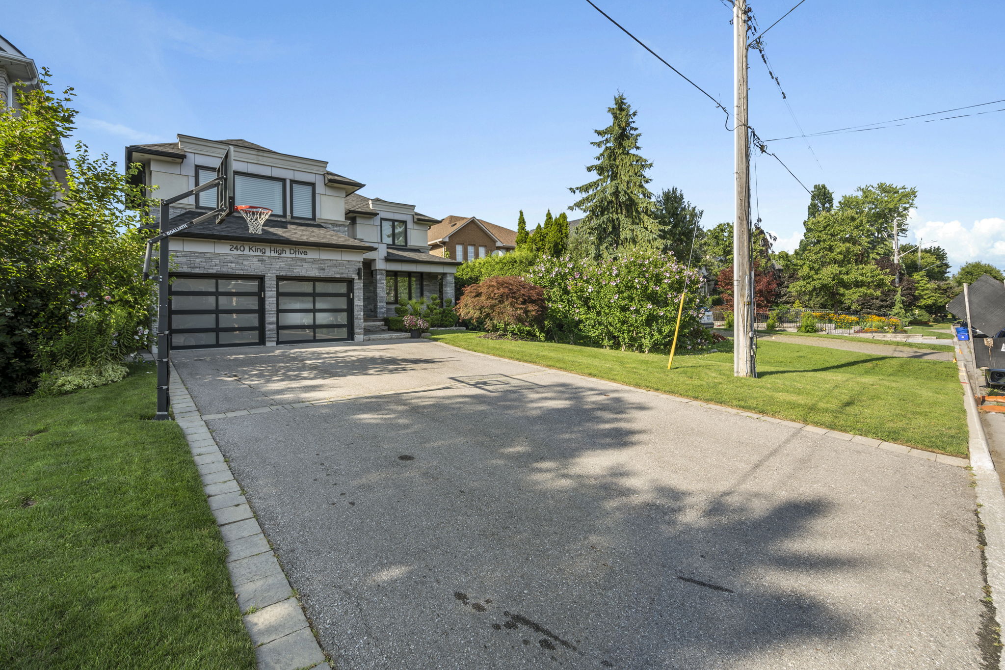 240 King High Dr Vaughan, ON L4J 3N5