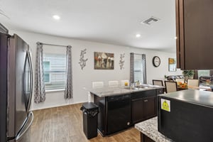 Middle Grn Lp-S1707-020.jpg