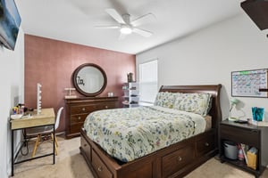 Middle Grn Lp-S1707-036.jpg