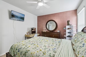 Middle Grn Lp-S1707-037.jpg