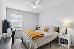 Middle Grn Lp-S1707-043.jpg