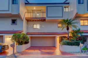 Front Exterior4
