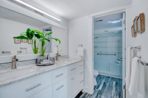 Upper Level Master Bathroom1a