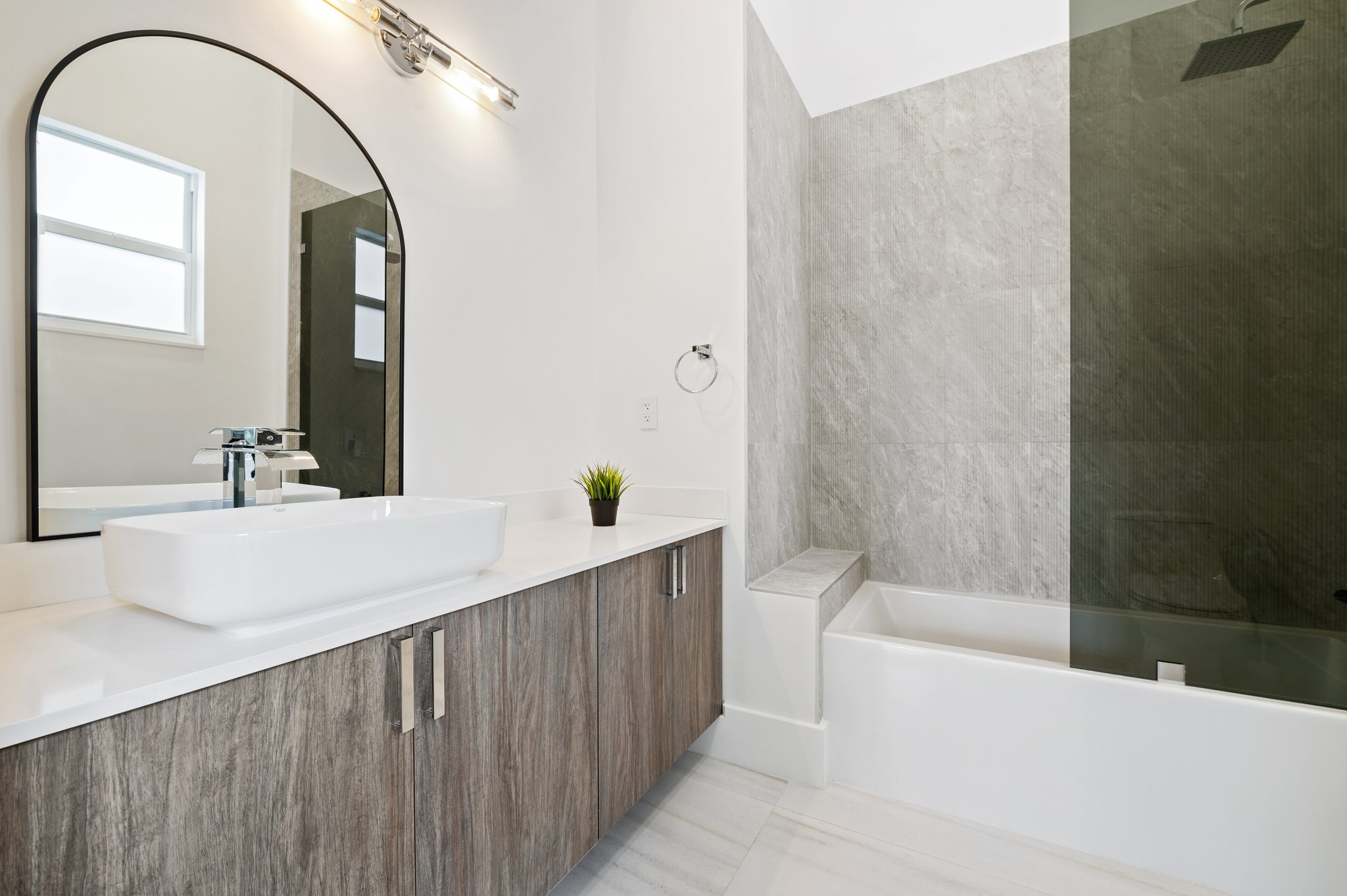 Ensuite Bathroom 3