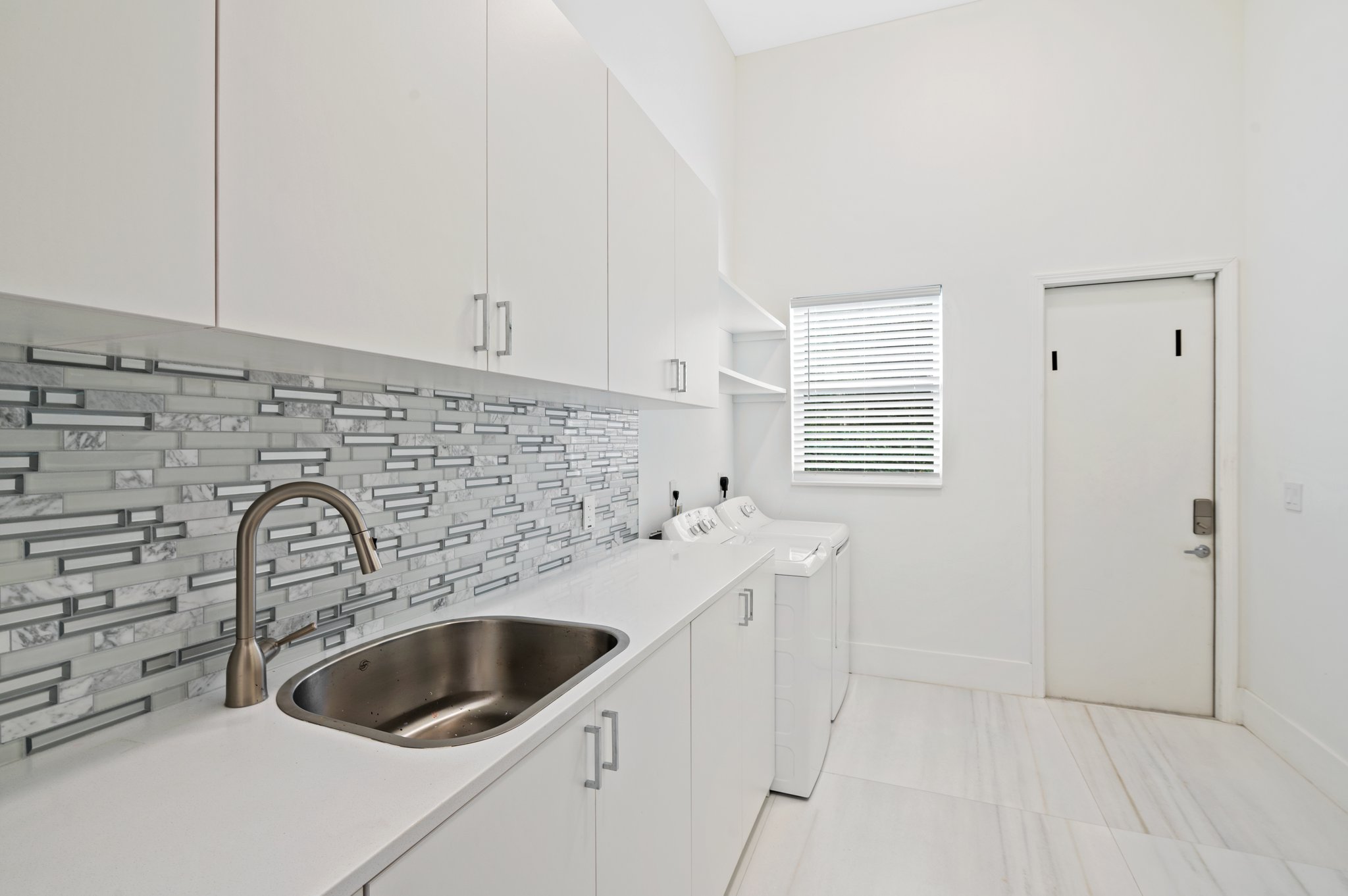Laundry Room with Side Service EntranceLan