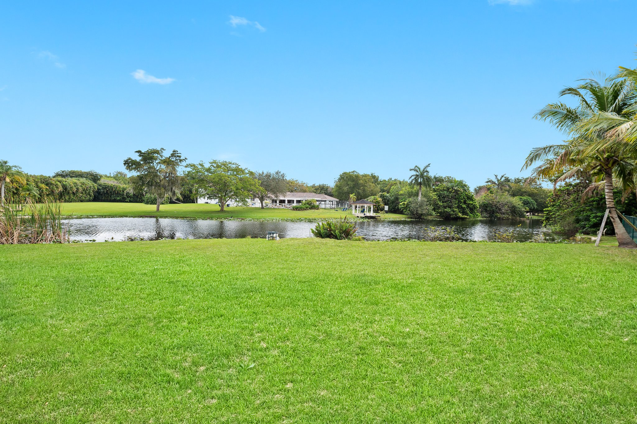 Waterfront BackYard and Lake View- Expansive Green Space