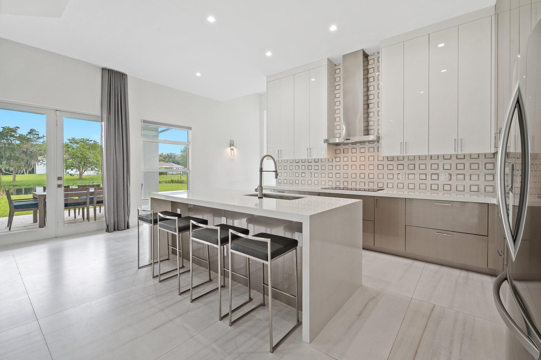 Kitchen - Oversized counter island seats 4