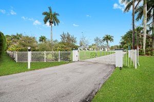 Gated Driveway - Fence - Private Gated Entry - Motorized main gate with solar-powered backup battery