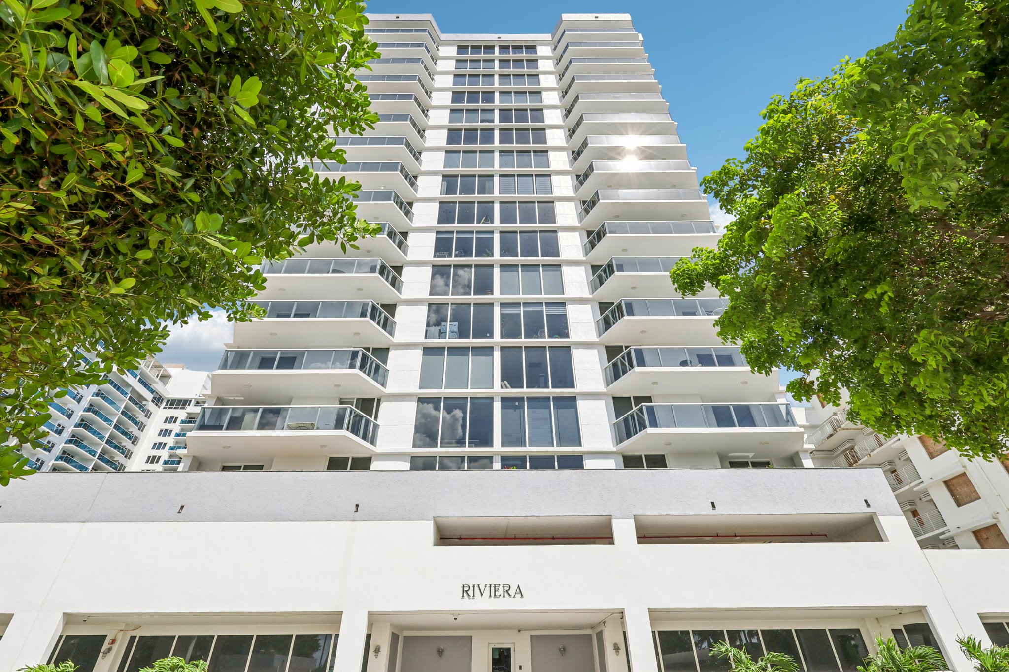 Collins Ave 1011-002.jpg