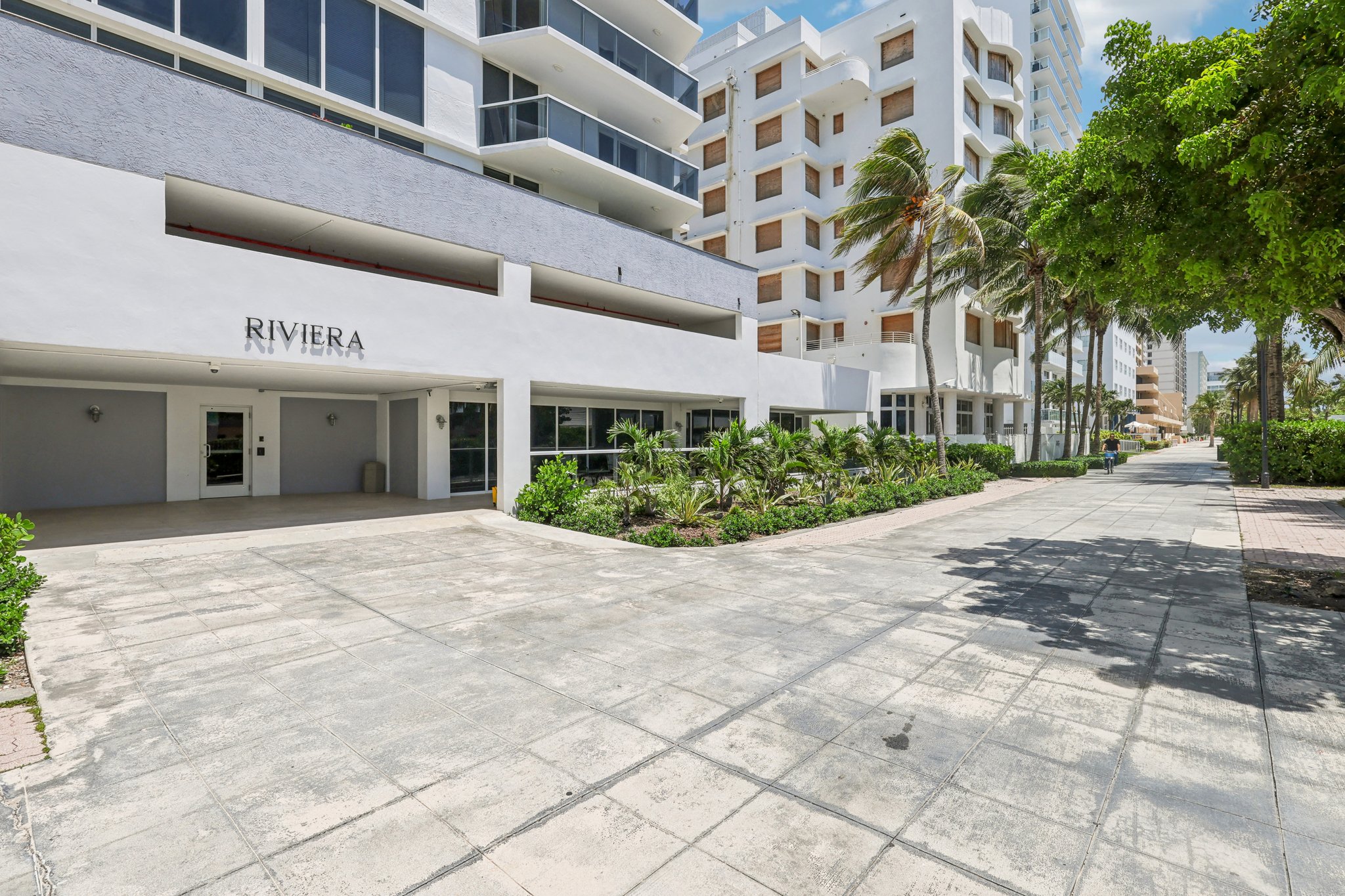 Collins Ave 1011-003.jpg