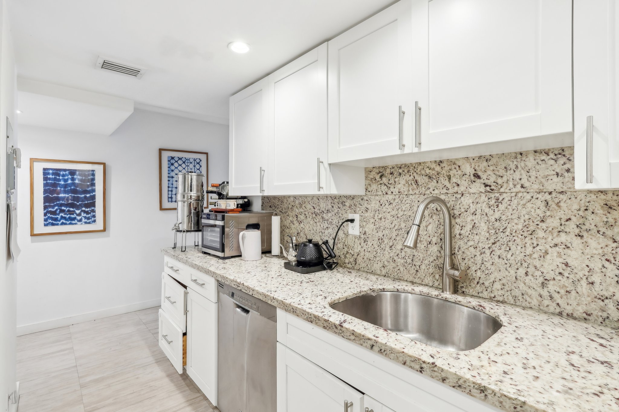 Collins Ave 1011-013.jpg