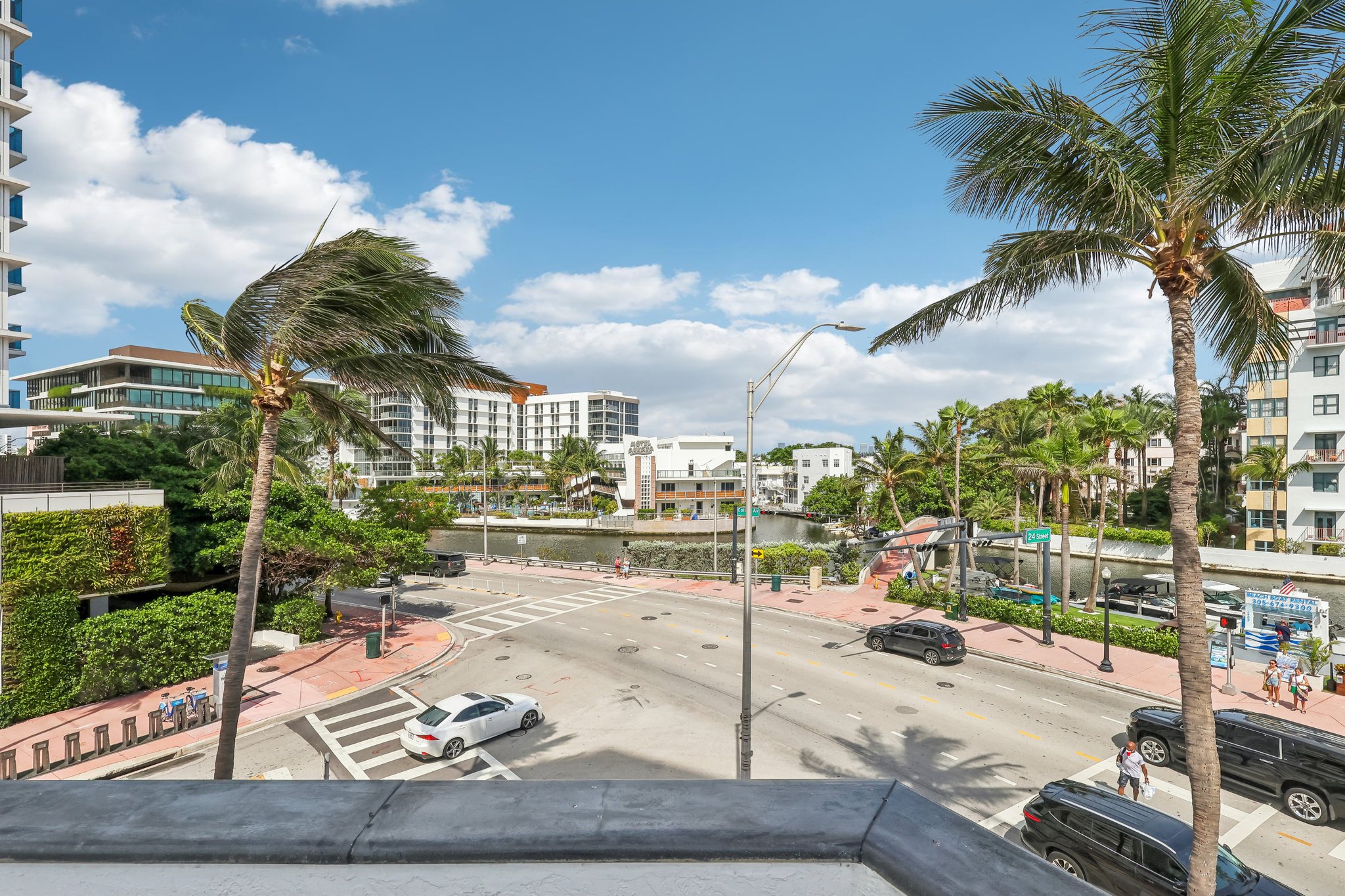 Collins Ave 1011-029.jpg