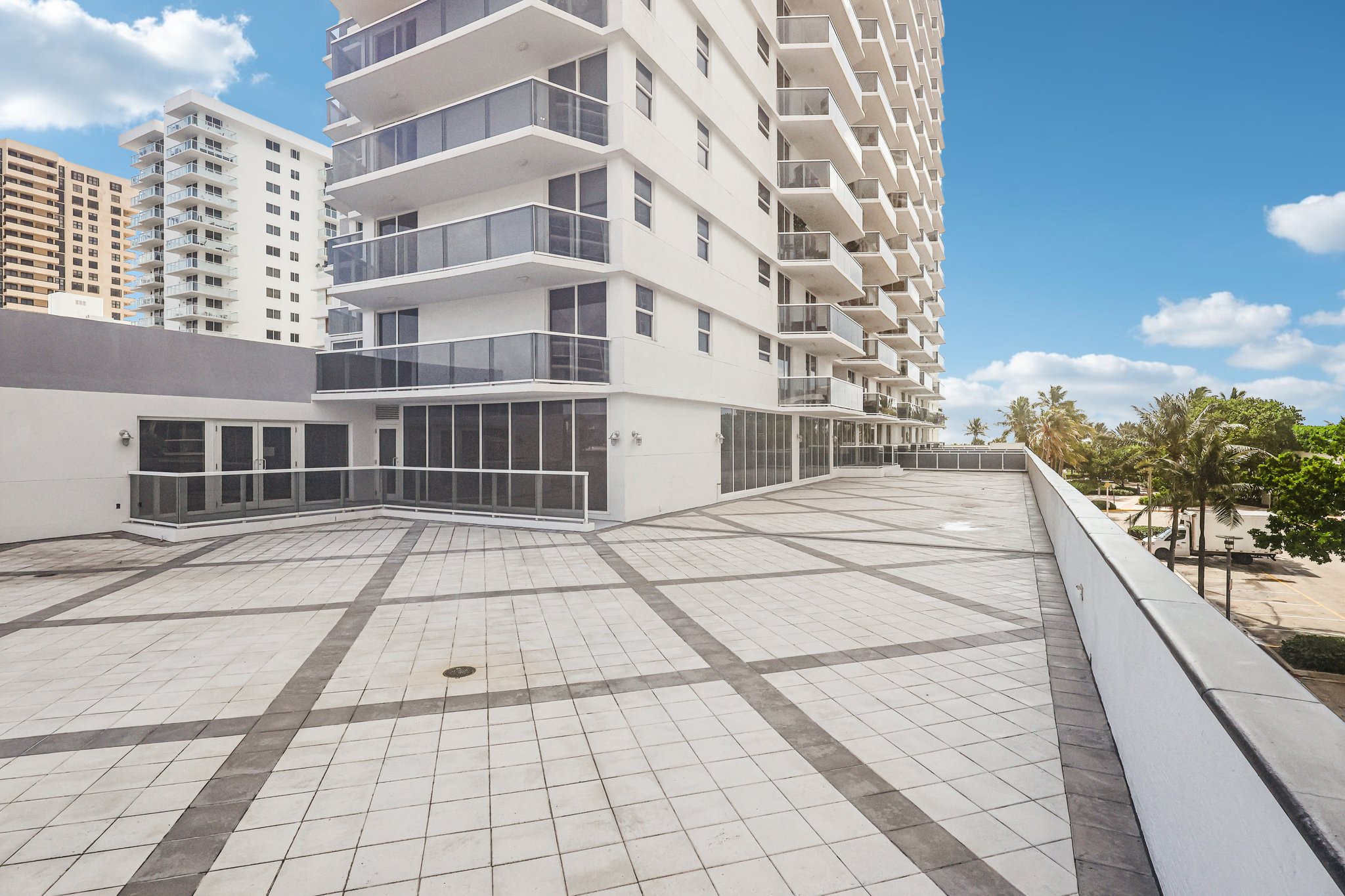 Collins Ave 1011-032.jpg