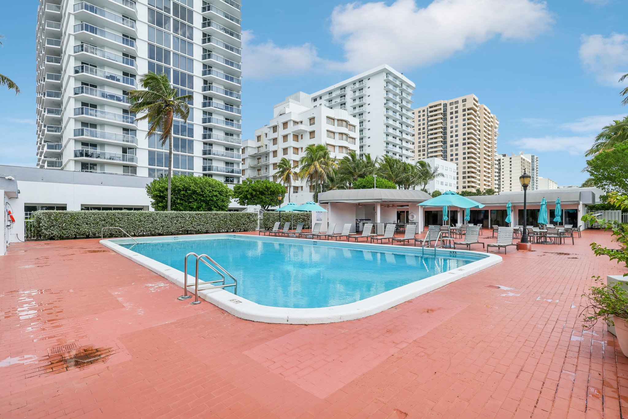 Collins Ave 1011-034.jpg