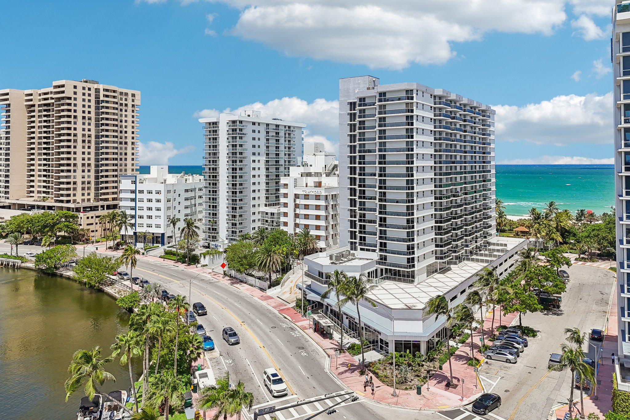 Collins Ave 1011-001.jpg