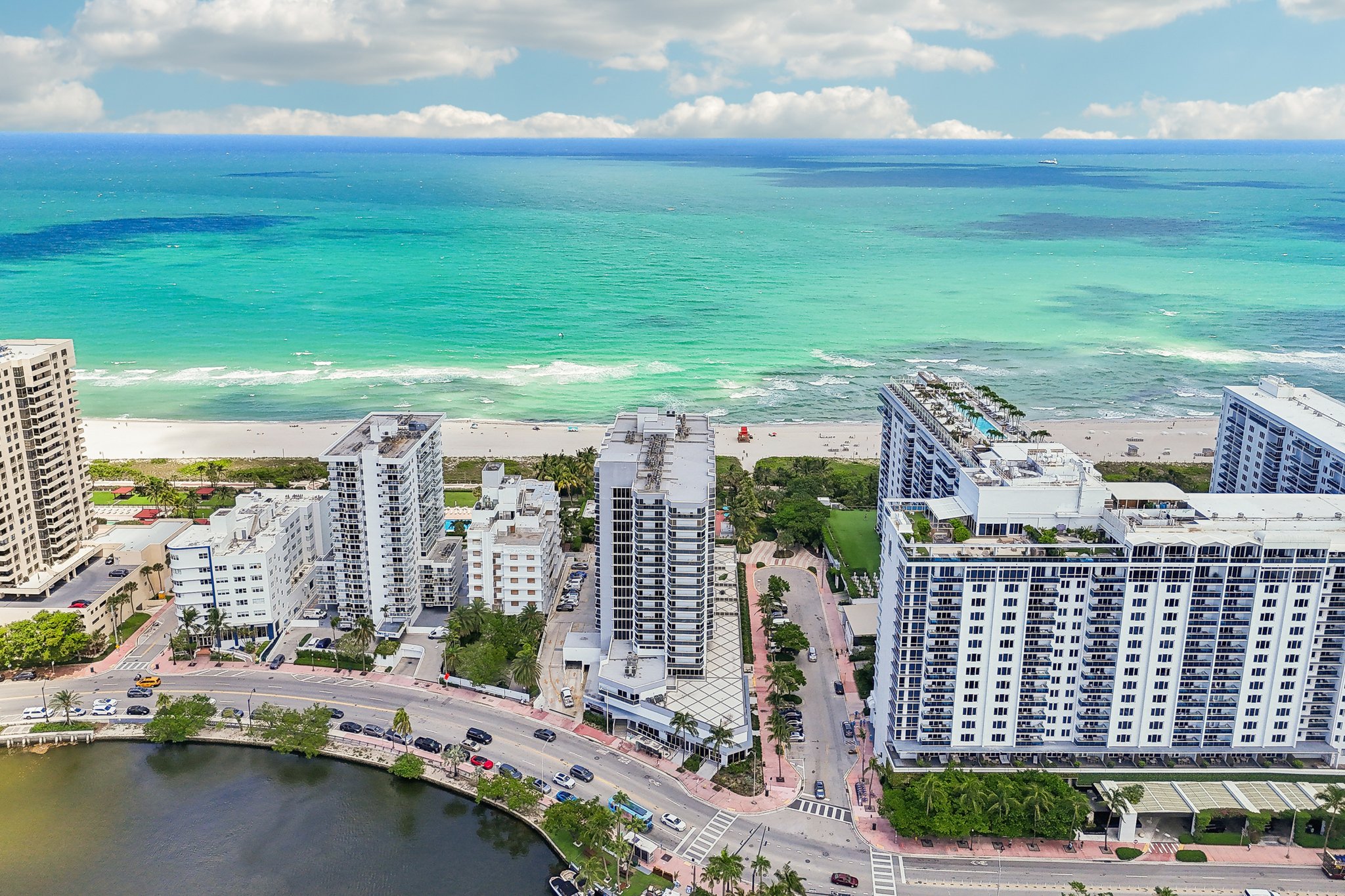 Collins Ave 1011-002.jpg
